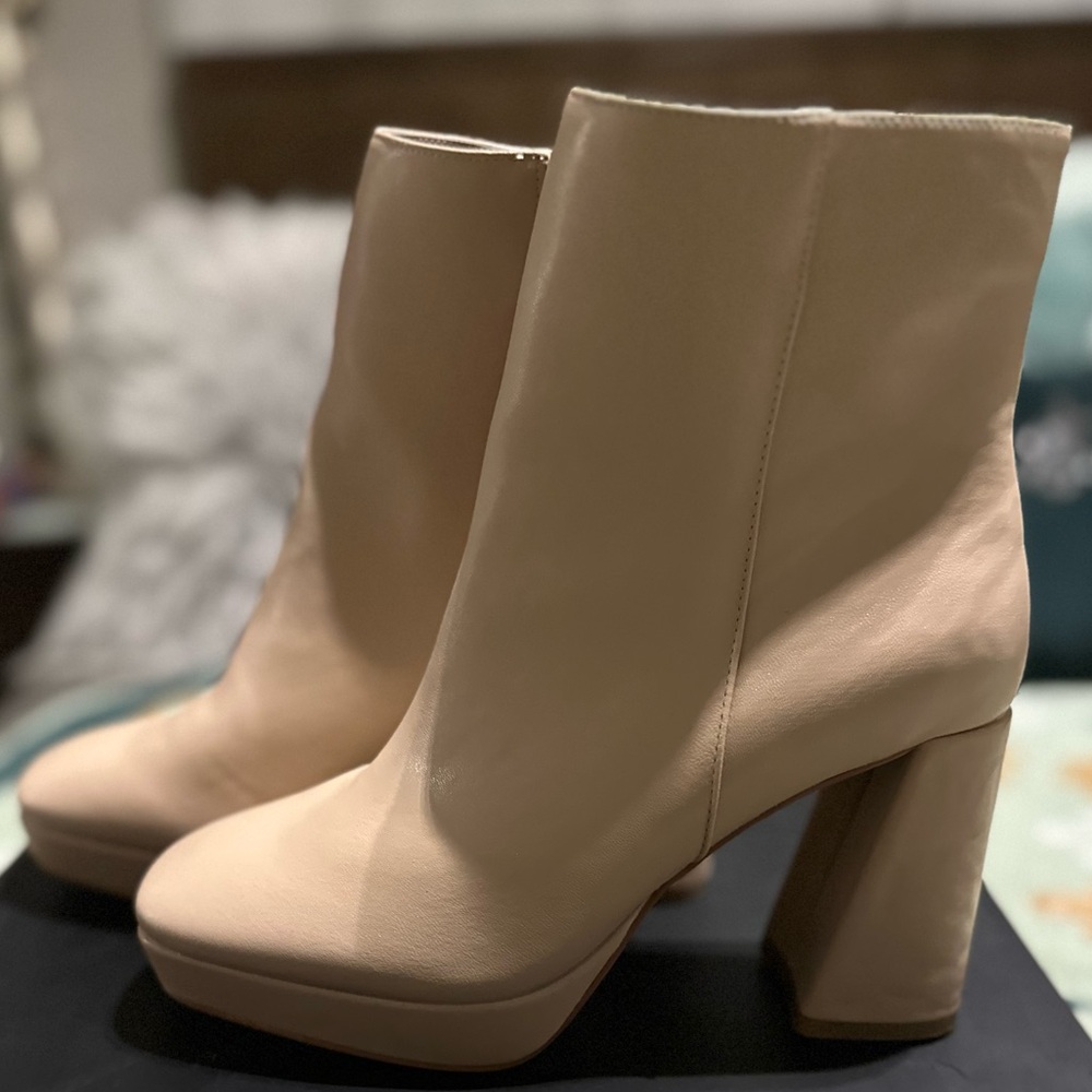 Charles by Charles David Womens Narah Faux Leather Ankle Boots